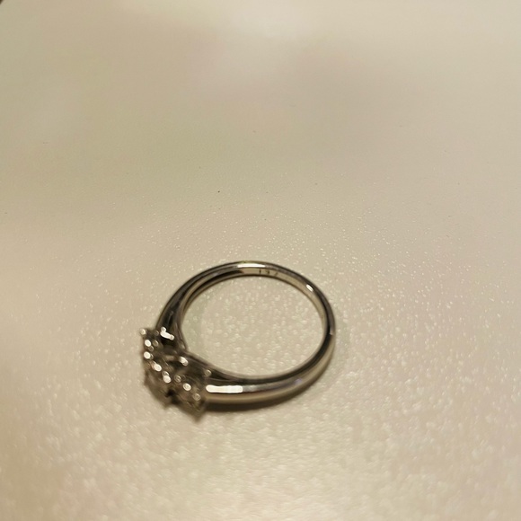 14 K white gold band with 3 diamonds size7 - Picture 2 of 3